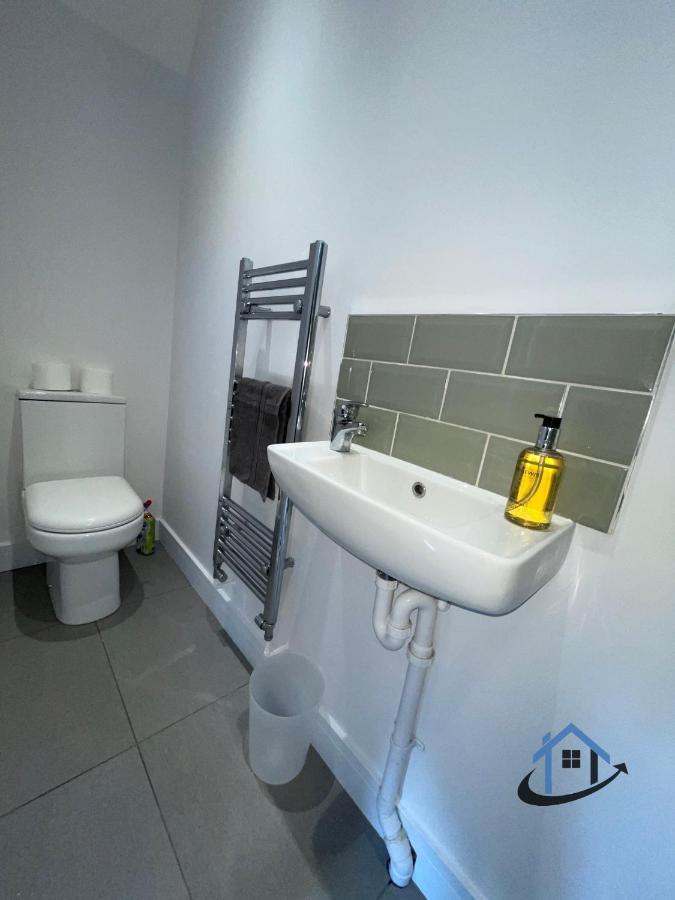 Acaster House, X4 Rooms With En-Suites X1 Room Private Bathroom, Street Parking, Close To Train Station Kettering Eksteriør billede