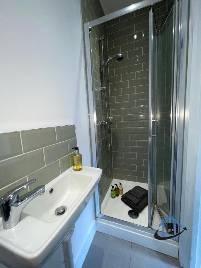 Acaster House, X4 Rooms With En-Suites X1 Room Private Bathroom, Street Parking, Close To Train Station Kettering Eksteriør billede