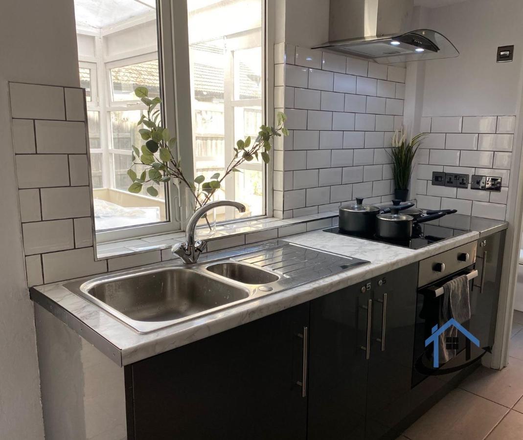 Acaster House, X4 Rooms With En-Suites X1 Room Private Bathroom, Street Parking, Close To Train Station Kettering Eksteriør billede